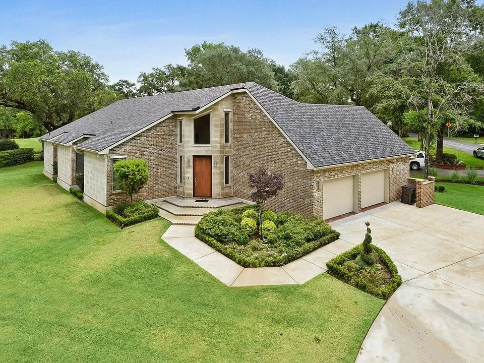 Kaiki Circle, a stone single-story home in Diamondhead with a manicured lawn