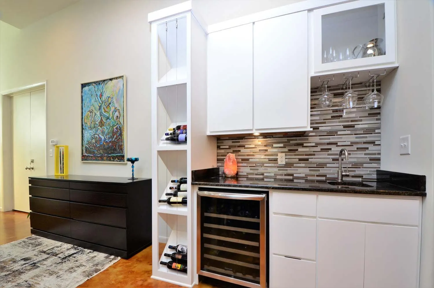 White kitchen with mosaic backsplash, open shelving and wine fridge